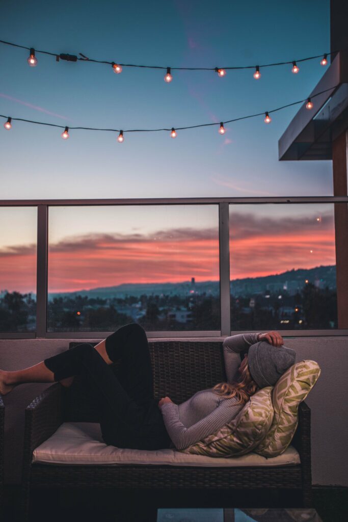 Aménager un balcon : profiter de son balcon même de nuit avec une guirlande lumineuse