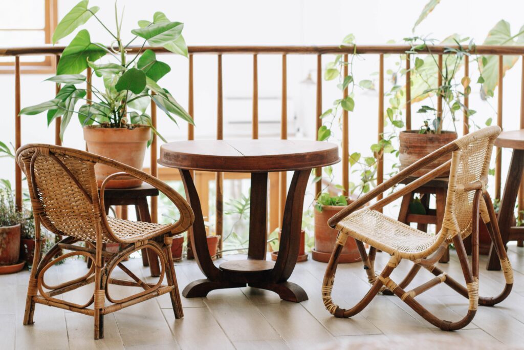 Aménager un balcon : un petit salon de jardin et des plantes